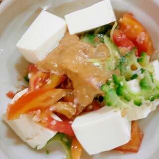 ゴーヤ・豆腐・キヌアのサラダ
